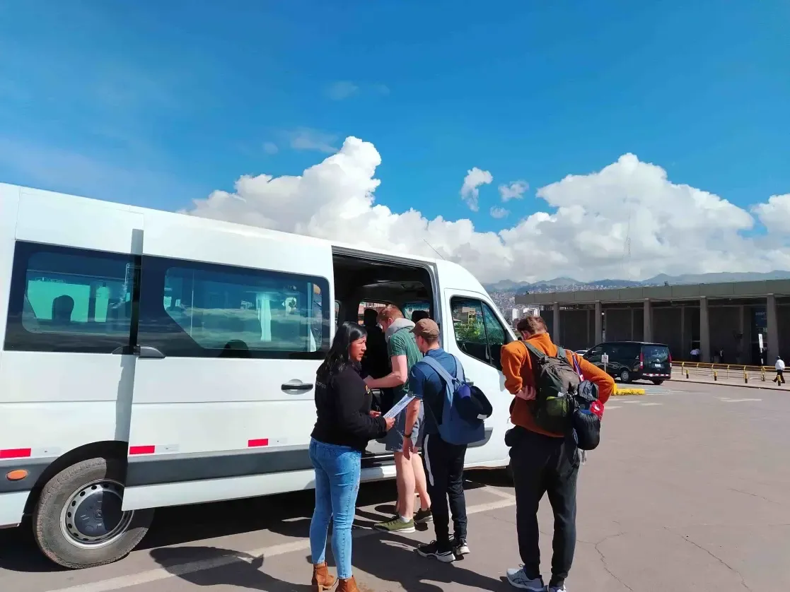 Viajeros en van durante un tour